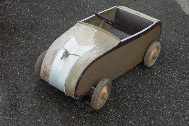 Ancienne voiture à pédales SWAN 1930 circa dans son jus  pedals car tretauto