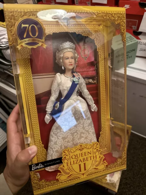 Signature Barbie Queen Elizabeth II Platinum Jubilee Doll AUTHENTIC MATTEL #402