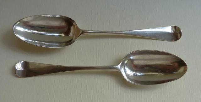 Paar englische George III Sterlingsilber Löffel, London 1767, Robert Sallam