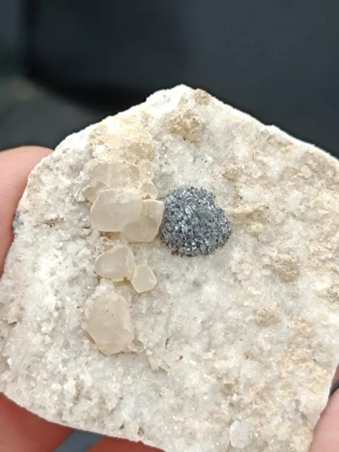 Belle fleur d'hématite sur quartz !