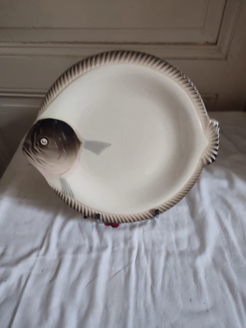 Assiette à poisson en LONGWY en forme de sole D 24.5 cm