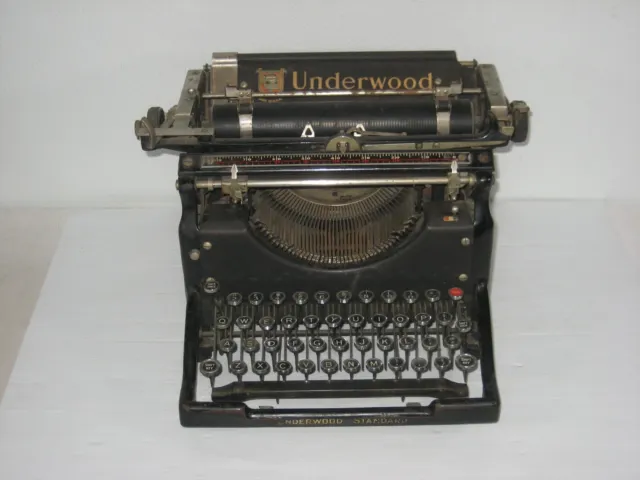 Vintage Underwood Standard Typewriter 3809804-5 "Look"