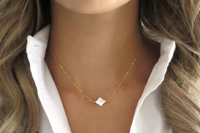 Collier femme, pendentif en Nacre trèfle à 4 feuilles minimaliste avec sa chaine