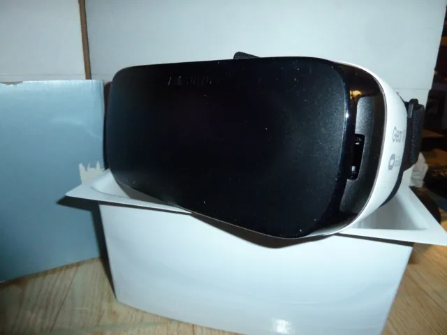 Nagelneue VR Gear Brille von Samsung 2