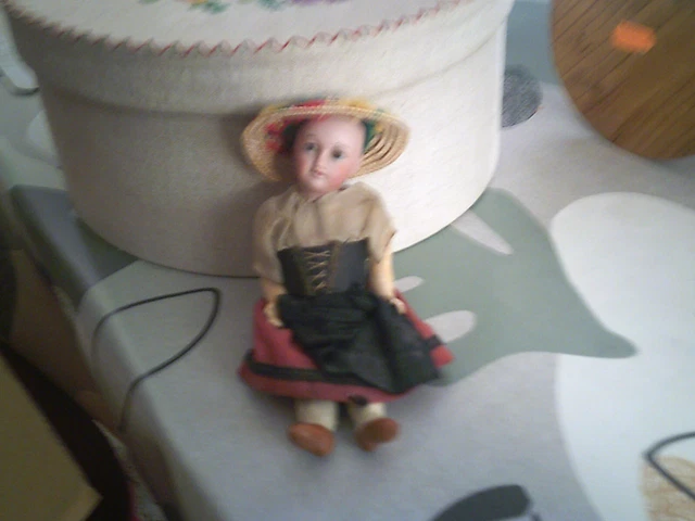 POUPÉE ANCIENNE MIGNONNETTE avec tête en porcelaine vernissée EUR 35,00