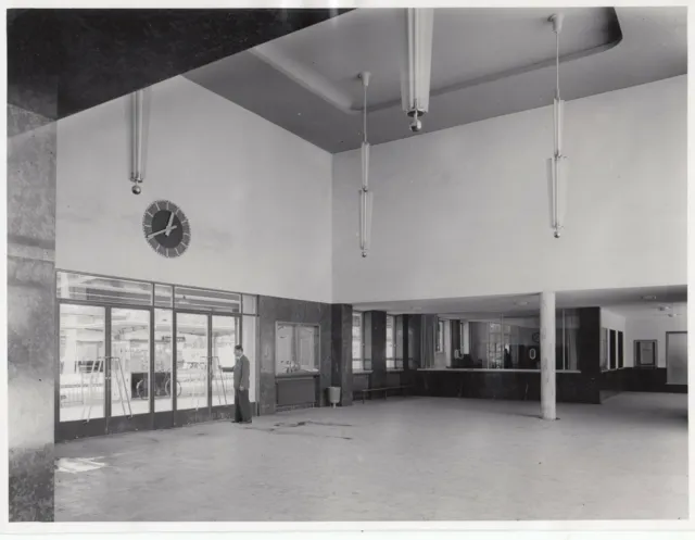 FOTO  Bhf Traunstein Empfangsgebäude Eingangshalle 1953  ca.18x24  (AGF480)