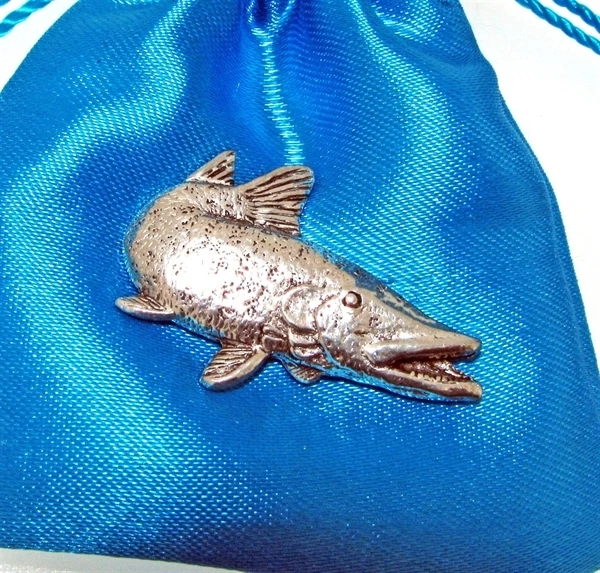Lucio Girándose Fish Finamente Hecho a Mano En Peltre Sólido En GB Pin de Solapa