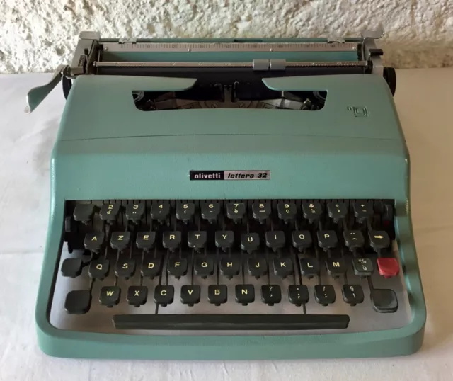 Ancienne MACHINE À ÉCRIRE OLIVETTI LETTERA 32 1 dans sa Housse