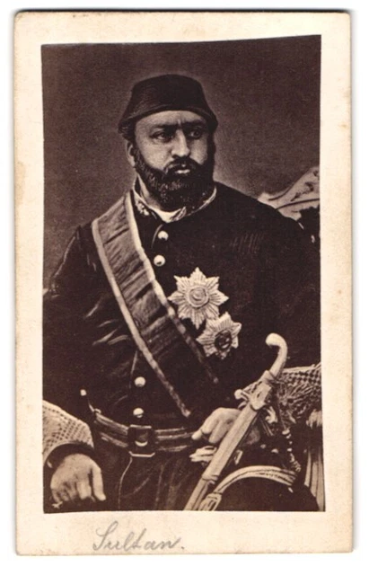 Fotografie unbekannter Fotograf und Ort, Portrait Sultan Abdulaziz in Uniform m