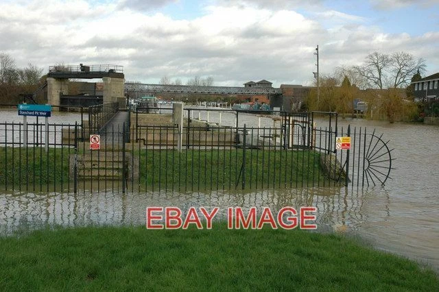 Photo  Stanchard Pit Weir Tewkesbury The Weir And Sluice Gate Allows Water To Fl