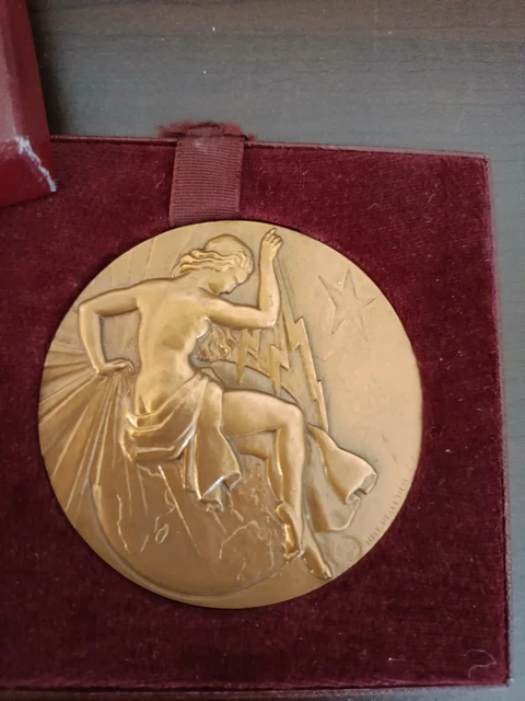 Medaillon bronze dans sculptures et statues du xixe siècle et avant