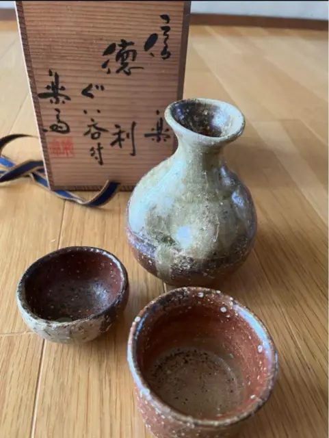 Shigaraki ware sake server bottle and cups, Tokkuri ochoko,by Takahashi Rakusai