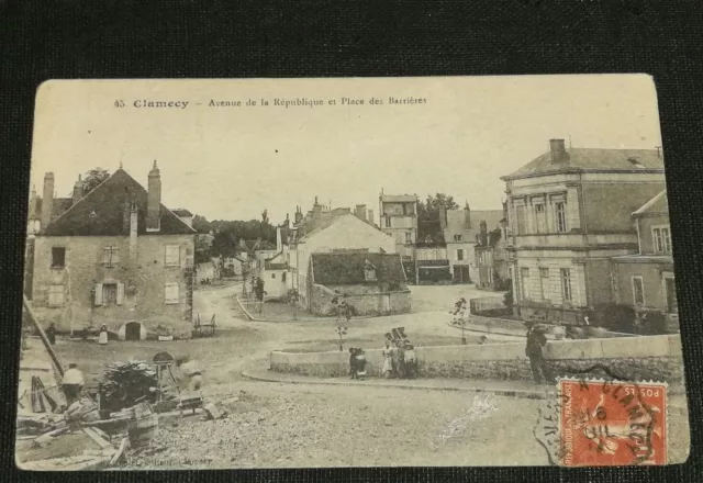 CPA 58 CLAMECY - Avenue de la République and animated Place des BARRIERES