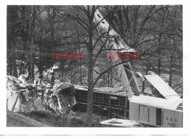 1DD563 RP 1960s? DELAWARE & HUDSON RAILROAD WRECK CRANE #30022 LIFTING AT WORK
