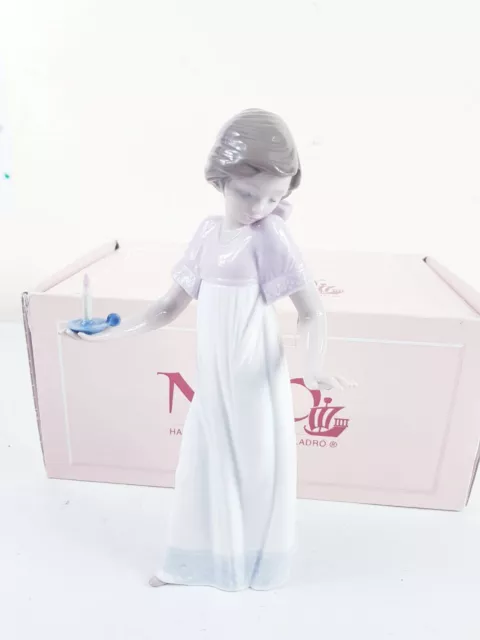 Schöne Nao Lladro wandelnde Mädchenfigur mit einer Kerze