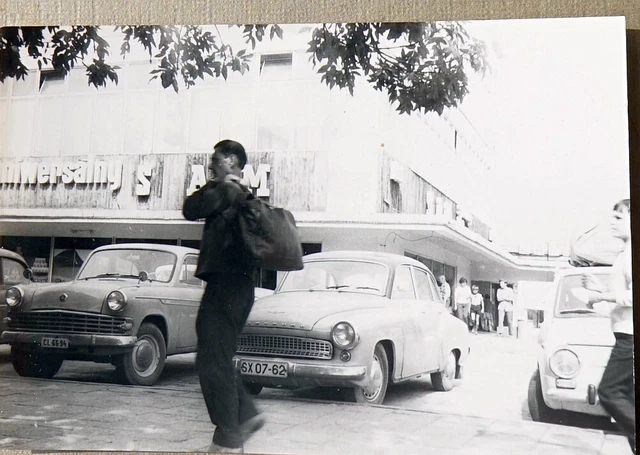 1971 DDR Autos Oltimer PKW vor einem Kaufhaus Foto