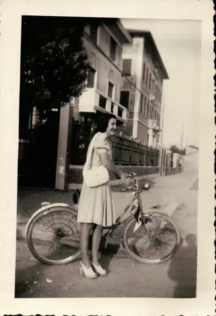 Foto Di Ragazza In Bicicletta Anni 30 -