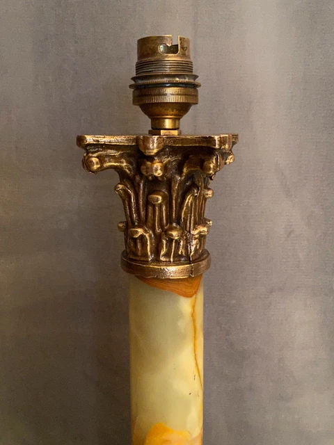 Grand pied de lampe en bronze et onyx à décor de chapiteau corinthien 3