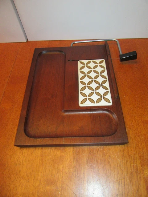 Vintage 60er 70er Mid Century Holz Käse & Crackerbrett mit Drahtschneider & Fliese 3