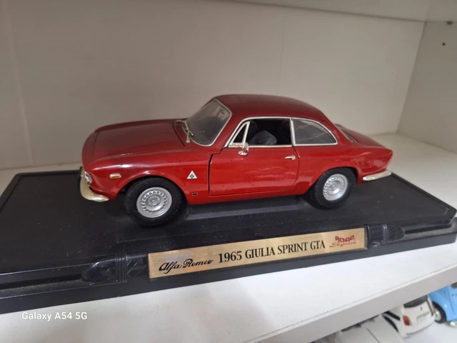 Miniature Togi 1/23 Alfa Romeo Giulia GT - Verte, Intérieur Beige - Occasion (manque Un Feu)