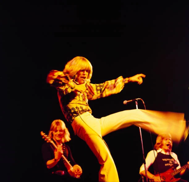 Patsy Noone SINGER PETER NOONE Performs On Stage Circa 1974 Old Musc Photo 2 £5.68 ...