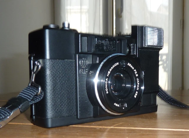 Appareil photo argentique point and shoot Konica
