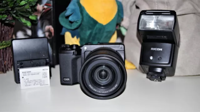 [NICE!] Ricoh GXR A16 16.2MP Digital Camera 24-85mm f/3.5-5.5 w/Ricoh GF-1 Flash