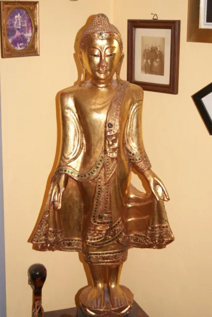 Asiatika vintage/antico. Buddha della divinità in piedi legno dorato