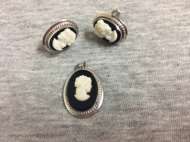 Vintage Van Dell Sterling Silver Cameo Pendant & Screw Back Earrings