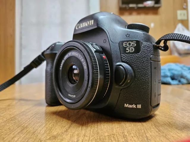 Canon EOS 5D Mark III 22.3 MP FullFrame CMOS 1080p Full-HD VideoMode Digital SLR