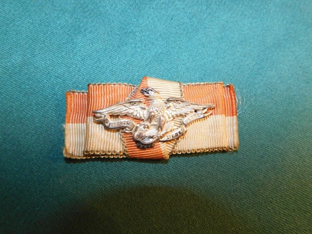 Pin de Solapa Lazo Rosa / Blanco Con Águila Kiel ! Tafelliebe Wohl Alrededor