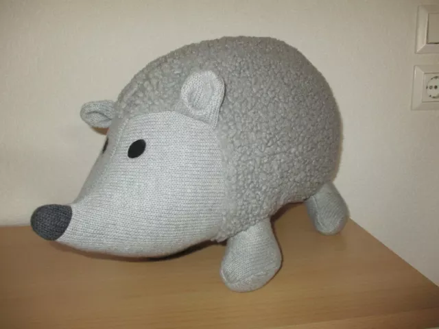 Großer Igel, auch als Kinderhocker zu verwenden, ca. 27cm hoch und 44 cm lang.