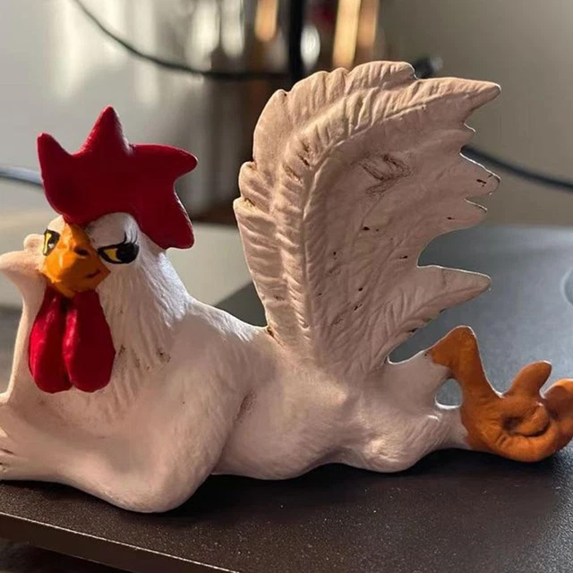 Decorazione creativa e divertente del desktop di casa un grande gallo sdraiato 2023