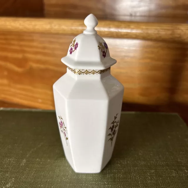 ROYAL WORCESTER - Small Bone China Urn & Cover - United Kingdom - Circa 1990's 2