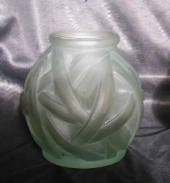 Vase Boule En Verre Moule Couleur Vert D Eau / Art Deco