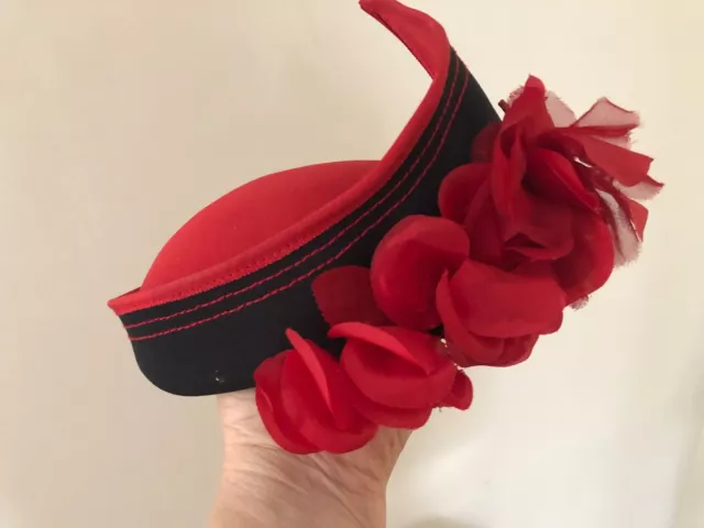 Sombrero rojo estilo vintage década de 1940