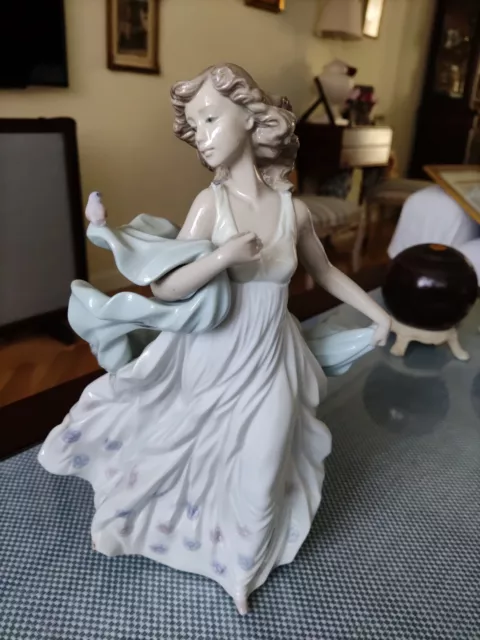 Figura de porcelana de Lladro. Mujer bailando. 45 cmt alto. Año 1977. Colección