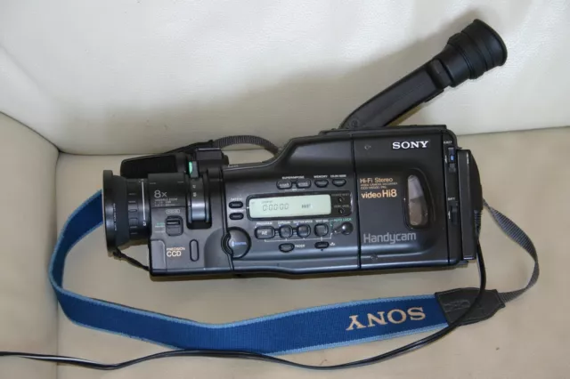 Sony Video Camera Recorder Hi8. CCD-V600E/Pal mit Zubehörpaket + Tasche
