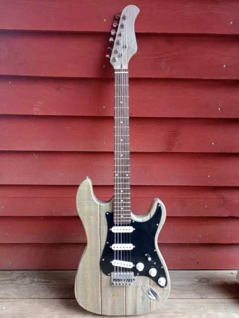 Guitare électrique customisée type stratocaster en mélèze  9