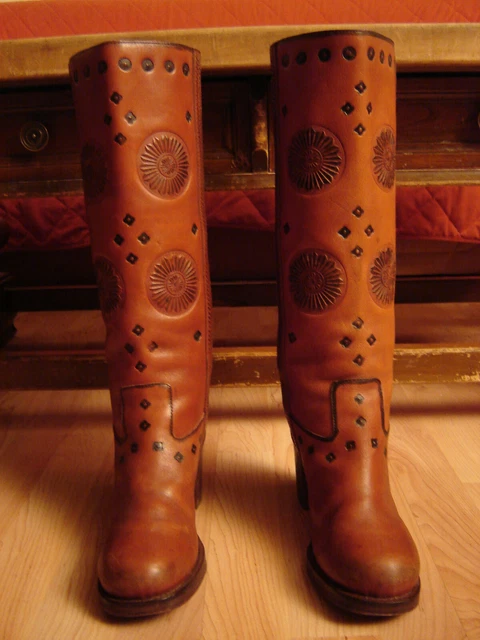 Bottes en cuir marron presque neuves pointure 36 cuir épais et solide.