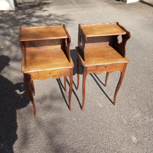 ancienne paire de tables de chevets en bois massif à 1 tiroir