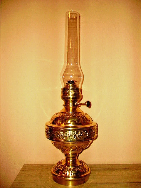 Sehr schöne  Petroleumlampe, Tischleuchte aus Messing mit Matadorbrenner