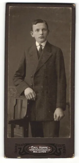 Fotografie Emil Hoppe, Hartmannsdorf, Portrait junger Mann in Anzug mit Krawatt