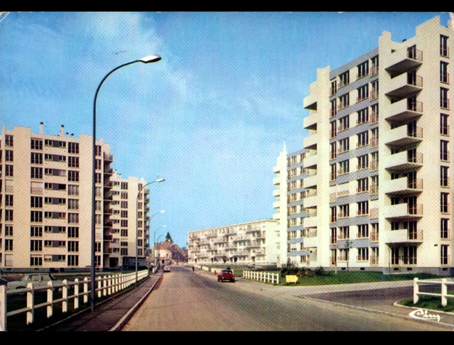 LE PLESSIS-BOUCHARD (95) CITROEN DS at the RESIDENCES Cité LE CLOS ST-GEORGES