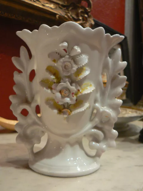 ancien grand vase d' eglise mariée cornet porcelaine blanche de paris fleurs