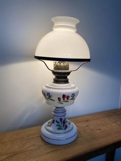 Antike TischLampe Petroleum Lampe elektrifiziert  Glas Floral Handbemalt