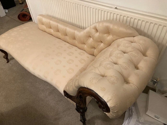 Superb Victorian Chaise Longue reupholstered with Mahogany Cabriole Legs castors