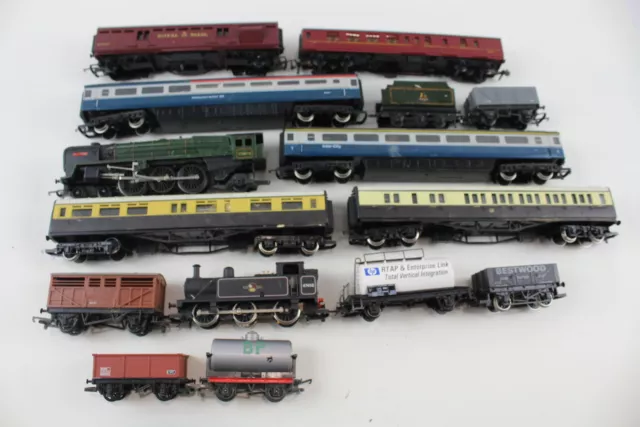 15 x Hornby / Triang OO Gauge Model Railways, Inc Britannia Loco, Carriages, Etc