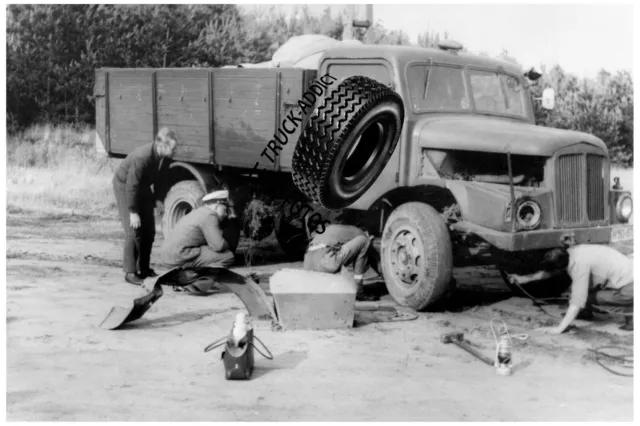 2x Oldtimer Truck Photo, Lkw Foto, DDR Kraftverkehr, IFA H3A Lastwagen Unfall