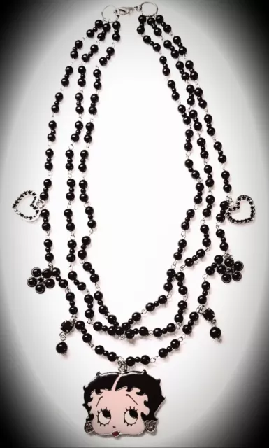 Betty Boop - Bellissima Collana con tre file di perle nere con ciondoli